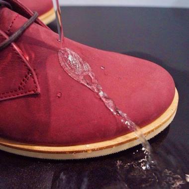 Обработка обуви AFOUR водоотталкивающим составом CleanBe