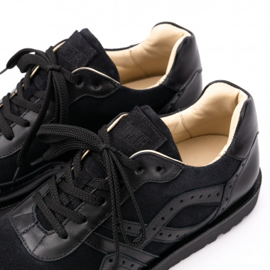 Кроссовки Sabotage Brogue Back to Black — сочетание гладкой чёрной кожи и замши с брогированием, спортивный стиль для джентльменов, чёрная подошва с протектором