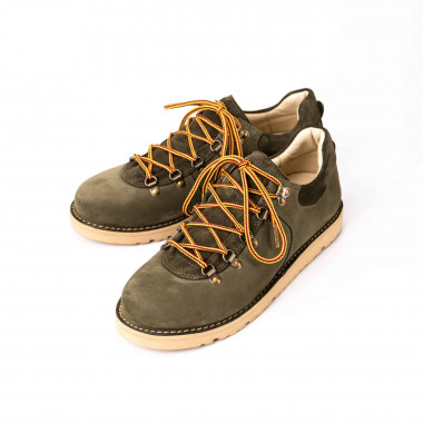 Ботинки Lowker Olive из оливкового нубука с акцентом из тёмно-зелёной замши на карамельной подошве