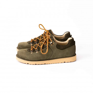 Ботинки Lowker Olive из оливкового нубука с акцентом из тёмно-зелёной замши на карамельной подошве