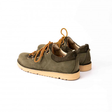 Ботинки Lowker Olive из оливкового нубука с акцентом из тёмно-зелёной замши на карамельной подошве