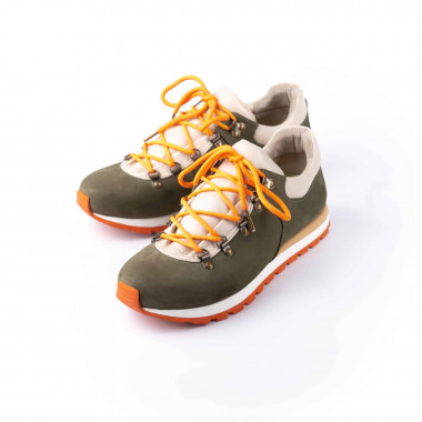 Кроссовки Squash Trek из оливкового нубука с молочной замшей на оранжевой трейловой подошве