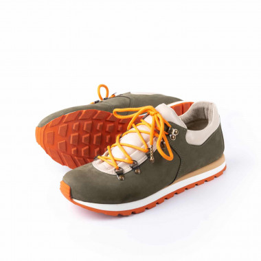 Кроссовки Squash Trek из оливкового нубука с молочной замшей на оранжевой трейловой подошве